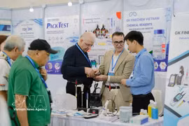 Le salon a suscité plus de 18.000 inscriptions en ligne, environ 75% des acheteurs professionnels provenant d'usines, de sous-traitants industriels, de distributeurs et des services achats des marques au Vietnam. Photo: VNA