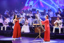 Le spectacle "Mélodies à travers le monde", une création audacieuse du Théâtre national de musique et de danse du Vietnam, établit un véritable dialogue direct entre le patrimoine musical traditionnel vietnamien et les sonorités du monde entier. Photo : baovanhoa.vn