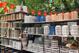 Des lanternes en céramique à l'honneur chez Vuon Nhà Gôm dans le quartier Lai Thiêu, Hô Chi Minh-Ville. Photo : VNA