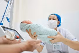 Le personnel médical prend soin d'un nouveau-né. Photo : VNA