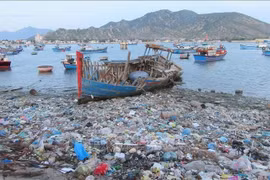 La pollution plastique n’est plus un problème propre à tel ou tel pays, mais bel et bien une menace planétaire, nécessitant des réponses urgentes, coordonnées et durables. Photo: VNA