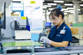 Assemblage de smartphones chez Samsung Electronic Vietnam Thai Nguyên, dans le parc industriel de Yên Binh. Photo : VNA