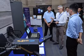 Dix produits de technologies numériques présentés au Forum Vietnam-Australie sur l’investissement et la coopération dans les technologies numériques et l’intelligence artificielle. Photo : VNA