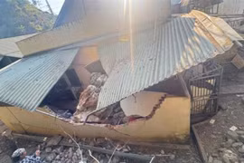 Des roches déplacées par les secousses ont fini leur course dans la cuisine d'une maison familiale. Photo : vtv.vn