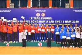 L'équipe masculine vietnamienne de kumite rafle la médaille d'or aux 13èmes Championnats de karaté d'Asie du Sud-Est. Photo : AKF