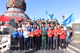 Les délégués lors d'une cérémonie de lever du drapeau sur la Tour du drapeau de Lung Cu dans la commune de Lung Cu, province de Tuyên Quang, le 13 juillet. Photo: VNA