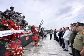 Les délégués déposes des gerbes de fleurs au Musée de l’histoire militaire du Vietnam, à Hanoi, le 10 juillet. Photo : VNA