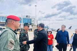 Le ministre vénézuélien des Affaires étrangères, Yván Gil Pinto, fait ses adieux à la délégation vietnamienne. Photo : ambassade du Vietnam au Venezuela