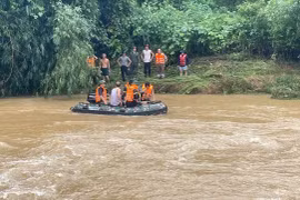 Les secouristes ont retrouvé le corps sans vie du garçon de 12 ans emporté par les eaux dans le hameau de Dông Phu, commune de Phu Dinh. Photo: Page d'information de la commune de Phu Dinh