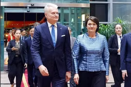 Le président lituanien Gitanas Nausėda et son épouse Diana Nausėdienė, à leur arrivée à l’aéroport international de Nôi Bài, à Hanoi, le 11 juin. Photo : VNA
