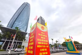Vue de rue avec des panneaux de propagande électorale dans la ville de Dà Nang. Photo : VNA