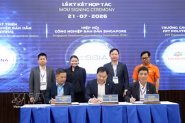 L’Association de l’industrie des semi-conducteurs de Singapour (SSIA), l’Alliance pour le développement des ressources humaines dans l'industrie des semi-conducteurs (SEVINA) et le Collège polytechnique FPT scellent leur coopération. Photo : VNA