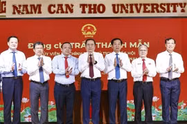 Le président de l’Assemblée nationale Tran Thanh Man (centre) lors de sa séance de travail avec l’Université Nam Can Tho, le 22 janvier. Photo: VNA