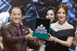 Le Dr Lê Nhu Hiêu et l'actrice Truong Ngoc Anh, présidente du comité d'organisation du concours, ont dévoilé pour la première fois la couronne de la Miss Tourisme Ethnique Vietnam. Photo : thanhnien.vn