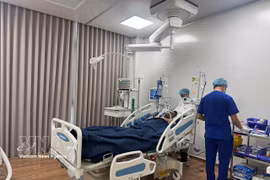 Les victimes du naufrage reçoivent des soins médicaux dans un hôpital sur l'île de Phu Quôc. Photo : VNA
