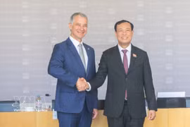 Le président de la Commission de la défense, de la sécurité et des affaires extérieures de l’Assemblée nationale du Vietnam, Lê Tân Toi (à droite), et le président de la Commission de la défense nationale et des forces armées de l’Assemblée nationale française, Jean-Michel Jacques, à l’issue de leur entretien, à Paris, le 10 juillet. Photo : VNA
