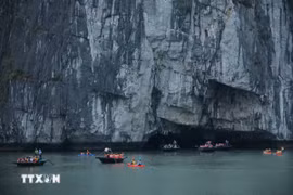 Touristes explorant la grotte Luôn dans la baie de Ha Long. Photo: VNA