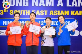 Des karatékas vietnamiennes célèbrent leurs médailles remportées lors des 13es Championnats de karaté d'Asie du Sud-Est, dans la province de Ninh Binh. Photo : SKF