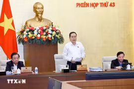 Le président de l’Assemblée nationale, Trân Thanh Mân (centre) lors de la 43e session du Comité permanent de l’Assemblée nationale. Photo: VNA