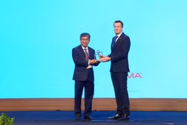 Le vice-ministre des Sciences et des Technologies, Trân Trung Tinh (à gauche), reçoit le Prix du leadership gouvernemental 2026 décerné au Vietnam par l’Association mondiale des opérateurs de téléphonie mobile (GSMA). Photo : suckhoedoisong.vn