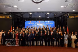 Les délégués posent pour une photo de groupe lors de la conférence de promotion du commerce et des investissements avec des entreprises tchèques organisée par la province de Phu Tho au centre commercial Sapa, à Prague, le 27 octobre. Photo : VNA
