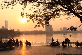 Le Nord traverse un épisode de chaleur exceptionnel pour une fin octobre, alors que le pays enchaîne les records de températures maximales. Photo: vtcnews.vn