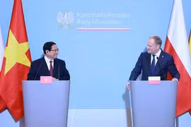 Le Premier ministre vietnamien Pham Minh Chinh (à gauche) et son homologue polonais Donald Tusk annoncent les résultats de leurs entretiens à la presse, à Varsovie, en Pologne, le 16 janvier. Photo: VNA