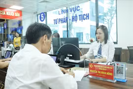 Traitement des procédures administratives au centre de services publics du quartier de Dông Da à Hanoi. Photo : VNA