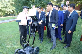 Le vice-ministre vietnamien de la Défense, le général de corps d’armée Nguyên Van Gâu (2e à droite, 1er plan) lors d’une séance de travail à l’Université de Géorgie. Photo : VNA