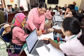Une femme de la province de Lai Châu appose son empreinte digitale sur un contrat de prêt préférentiel auprès de la Banque des politiques sociales du Vietnam, afin d'aider sa famille à sortir de la pauvreté. Photo : VNA