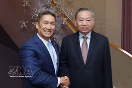 Le secrétaire général du Parti communiste du Vietnam et président vietnamien Tô Lâm (à droite) serre la main du secrétaire par intérim de la Marine américaine, Hung Cao, à New York, le 22 septembre. Photo : VNA