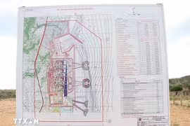 Le schéma d'implantation de la centrale nucléaire de Ninh Thuan 1 est placé sur le site du projet (commune de Phuoc Dinh, district de Thuan Nam) pour que le public puisse accéder aux informations. Photo: VNA