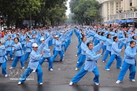 Des exercices sportifs en plein air pour les personnes âgées à Hanoi. Le vieillissement de la population au Vietnam offre une opportunité majeure pour la croissance de la silver économie. Photo: VNA