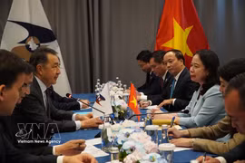 La vice-présidente vietnamienne Vo Thi Anh (à gauche) reçoit le président de la Commission économique eurasiatique, Bakytzhan Sagintayev. Photo : VNA