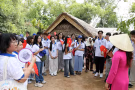 Une délégation des jeunes Vietnamiens d'outre-mer dépose des fleurs et de l'encens au visite le vestige national spécial de Kim Liên, à Nghê An (Centre), dans le cadre du Camp d'été 2026, le 15 juillet. Photo : VNA