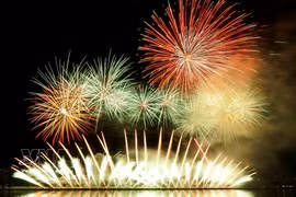 Ouvrant les festivités, l’équipe japonaise a séduit le public avec une prestation riche en émotions. Les célèbres feux Nishiki Kamuro, comparés à de délicats rubans d’or tombant du ciel, se sont succédé tout au long du spectacle. La bande sonore choisie par les artificiers japonais a également suscité de nombreuses ovations. Photo: VNA