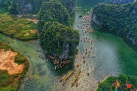 Cette vue aérienne spectaculaire montre le complexe paysager de Tràng An, situé dans la province de Ninh Binh. Photo : Vinpearl