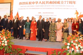 Les délégués posent lors de la réception pour célébrer le 77e anniversaire de la fondation de la Chine. Photo: qhnd.vn
