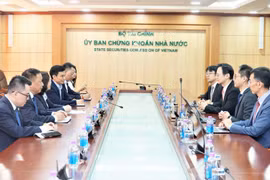 La présidente de la Commission des valeurs mobilières du Vietnam (SSC), Vu Thi Chân Phuong s’entretient avec le directeur général adjoint du groupe des marchés de capitaux de l’Autorité monétaire de Singapour (MAS), Lim Tuang Lee. Photo : SSC