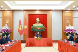 Le secrétaire général du Parti communite du Vietnam, Tô Lâm (centre) lors de son entretien téléphonique avec le président russe Vladimir Poutine. Photo: VNA