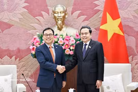 Le président de l’Assemblée nationale du Vietnam, Trân Thanh Mân (à gauche), serre la main de l’ambassadeur de la République de Corée, Choi Young Sam, à Hanoi, le 18 juin. Photo: VNA