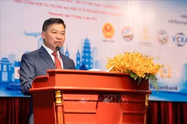 L’ambassadeur du Vietnam au Cambodge, Nguyên Huy Tang s'adresse au forum, à Phnom Penh, le 5 décembre. Photo: VNA