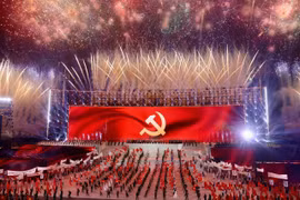 Un feu d'artifice spectaculaire, tel une symphonie majestueuse, célèbre le succès du 14e Congrès national du Parti communiste du Vietnam, à Hanoi, le soir du 23 janvier 2026. Photo: VNA