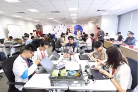 Au camp APIE 2026, les participants acquièrent des connaissances fondamentales sur le déploiement d'infrastructures réseau, la connectivité des équipements réseau et la mise en œuvre de réseaux sans fil. Photo : mst.gov.vn