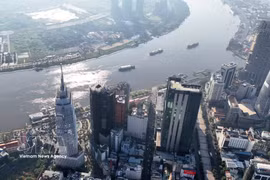 Tours financières dans le centre de Hô Chi Minh-Ville, le long du fleuve Saigon, dans le quartier de An Khanh. Photo : VNA