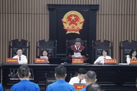 L’ancien vice-ministre Nguyên Ba Hoan et 27 autres accusés éoutent le juge Luu Ngoc Canh annoncer l'ouverture du procès. Photo; VNA