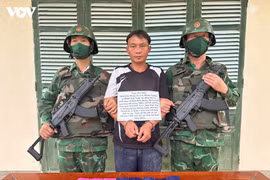 Xông Nhia Xênh (centre) au moment de son arrestation. Photo : VOV