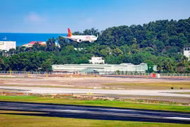 Un avion sur le point de poser sur l'aéroport international de Phu Quôc, dans la province de An Giang. Photo: VNA