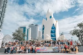 Un groupe de touristes dans la ville côtière de Nha Trang. Photo: Vneconomy.vn