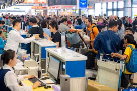 L'aéroport international de Nôi Bai élabore de manière proactive des scénarios pour gérer l'augmentation du trafic passagers pendant les vacances du Nouvel An lunaire du Cheval 2026. Photo: VietnamPlus